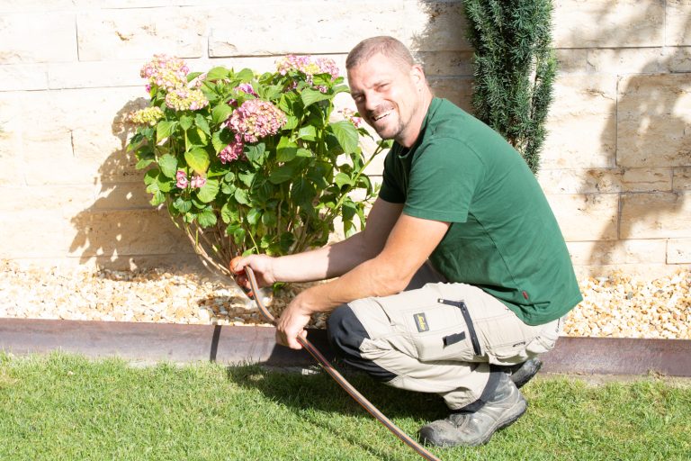 René Ziegler bei der Gartenarbeit